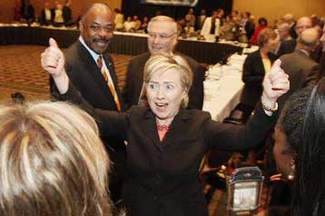 «Πρόεδρο» ανακηρύσσει την Χίλαρι μία πρώτη σύγκριση με αντίπαλο τον Τζουλιάνι