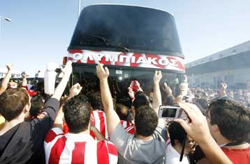 Ζητώντας διπλό και στο «Μπερναμπέου» υποδέχθηκαν οι οπαδοί τον Ολυμπιακό