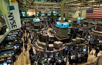 Οριακή άνοδος στη Γουόλ Στριτ, πτωτικές τάσεις στην Ευρώπη την Πέμπτη