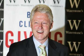 Με πολιτικές παρατηρήσεις για διεθνή και ελληνικού ενδιαφέροντος θέματα η ομιλία Κλίντον