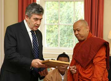 Περισσότερες πιέσεις από τη διεθνή κοινότητα προς τη Μιανμάρ ζήτησε ο Γκ.Μπράουν