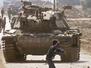 Ισραηλινά άρματα μάχης πραγματοποιήσαν επιδρομή σε προάστια της Γάζας