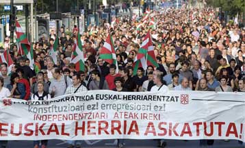 Χιλιάδες άτομα διαδήλωσαν κατά της σύλληψης μελών του Μπατασούνα