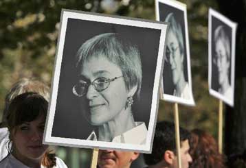 Απαντήσεις από τη Δικαιοσύνη για τη δολοφονία Πολιτκόφσκαγια ζήτησαν χιλιάδες Ρώσοι