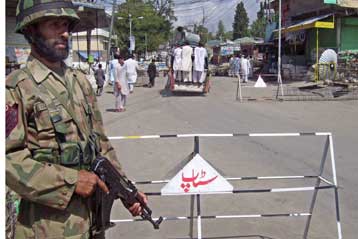 Δεκάδες νεκροί σε μάχες του πακιστανικού στρατού και ανταρτών