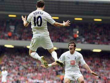 Ο Φαν Πέρσι διατήρησε την Αρσεναλ στην κορυφή, πήρε βαθμό η Τότεναμ στο «Ανφιλντ»