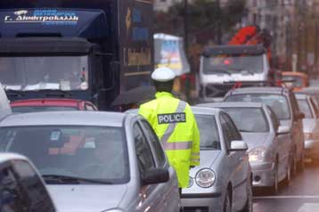 Αποκλεισμός της οδού Πειραιώς από κατοίκους στην περιοχή του Ταύρου
