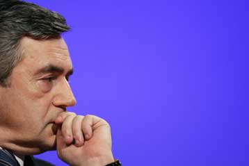 Στο μισό θα μειωθούν από την άνοιξη οι βρετανικές δυνάμεις στο Ιράκ, λέει ο Μπράουν