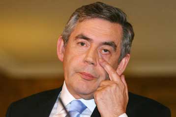 Μειώνεται η διαφορά μεταξύ Συντηρητικών και Εργατικών στη Βρετανία