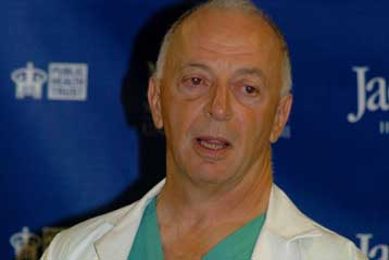 Διαφωνίες ειδικών γιατρών για το πώς αντιμετωπίστηκε ο καρκίνος του Αρχιεπισκόπου