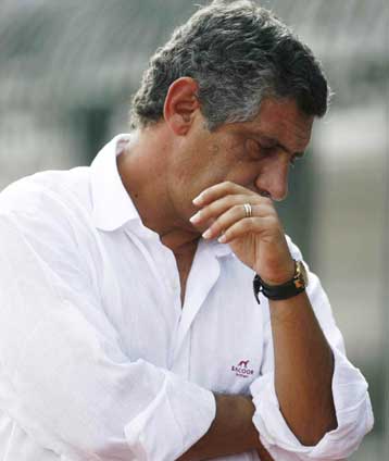 Αποποιήθηκε των ευθυνών ο Φ.Σάντος για την βαριά ήττα, επεισόδιο με οπαδούς