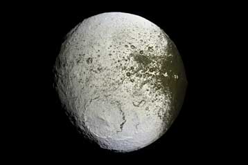 Σηκώνεται το πέπλο μυστηρίου από τα αινιγματικά φεγγάρια του Κρόνου