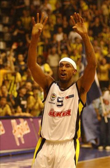 Στη «Φενέρ» ο πρώτος τίτλος της χρονιάς στην Τουρκία, 79-77 την Εφές Πίλσεν