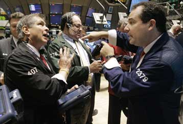 Πτώση στη Γουόλ Στριτ, άνοδος στα ευρωπαϊκά χρηματιστήρια την Πέμπτη