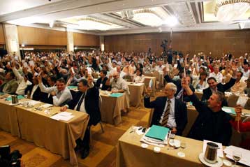 Πιέσεις σε «βαρόνους» και βουλευτές του ΠΑΣΟΚ να ανοίξουν τα χαρτιά τους