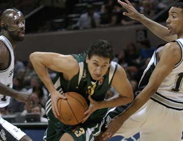 Έχασε 113-91 από τους Σπερς, «κέρδισε» τον Γιασικεβίτσιους ο Παναθηναϊκός