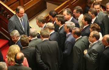 Τετ-α-τετ Καραμανλή με βουλευτές για τη διατήρηση της κυβερνητικής συνοχής