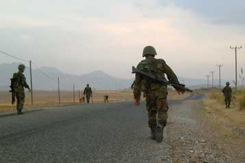 Πρελούδιο εισβολής (;) με βομβαρδισμό κουρδικού χωριού από το τουρκικό πυροβολικό