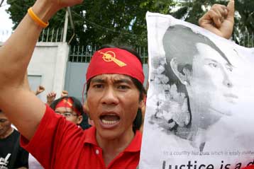 Χαλαρώνουν αλλά δεν αίρονται τα περιοριστικά μέτρα στη Μιανμάρ