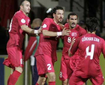 Μέρος του τουρκικού Τύπου ανεβάζει τους τόνους