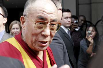 Κανονικά έγινε η συνάντηση Μπους και Δαλάι Λάμα αλλά μακριά από τα ΜΜΕ