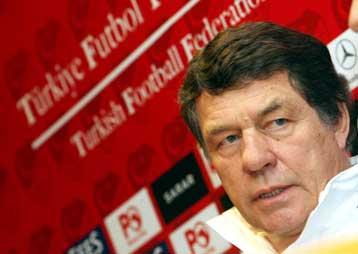 Πρόκριση με νίκη στην Κωνσταντινούπολη θέλει ο Ρεχάγκελ