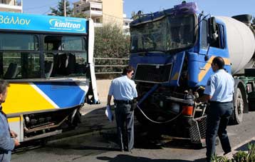 Έντεκα τραυματίες από συγκρούσεις αστικών λεωφορείων στην Αθήνα