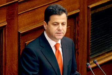 Κόντρα μεταξύ κυβέρνησης και ΠΑΣΟΚ στη Βουλή για την αναθεώρηση του ΑΕΠ