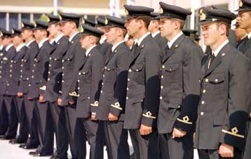 Η Σχολή Ικάρων πρέπει να δέχεται και …οικογενειάρχες υποψηφίους