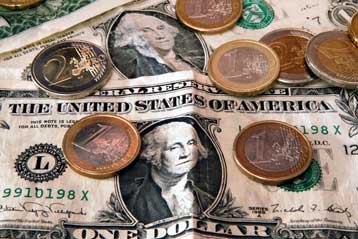 Σε νέο ιστορικό ρεκόρ το ευρώ έναντι του δολαρίου