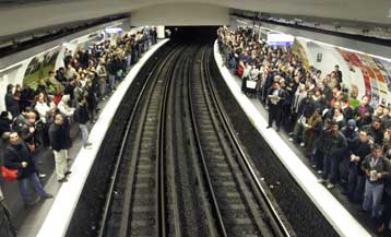 Συνεχίζεται το κυκλοφοριακό χάος στη Γαλλία λόγω της απεργίας των συνδικάτων