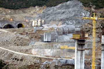 Στον επανακαθορισμό των απρόβλεπτων δαπανών στα δημόσια έργα προχωρά το ΥΠΕΧΩΔΕ