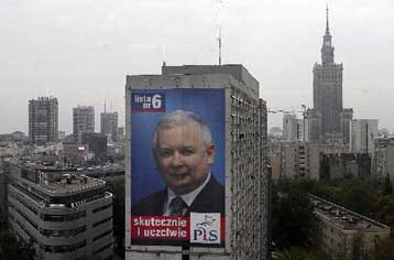 Πρόωρες εκλογές στην Πολωνία με σκληρή μάχη ανάμεσα σε Καζίνσκι και Τασκ