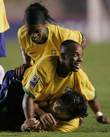 Εντονες αντιδράσεις από Σούστερ-Ράικαρντ για την καθυστερημένη άφιξη Ροναλντίνιο-Ρομπίνιο