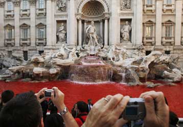 Βάνδαλοι έβαψαν κόκκινα τα νερά της Φοντάνα ντι Τρέβι