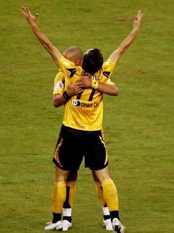 Δεν τα… μούσκεψαν ΑΕΚ και Ολυμπιακός, παρέμεινε στην κορυφή η «Ένωση» με «5Χ5»