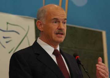 Καθαρή εντολή ρήξης και νίκης ζητά ο Γ.Παπανδρέου περιοδεύοντας στη Λάρισα