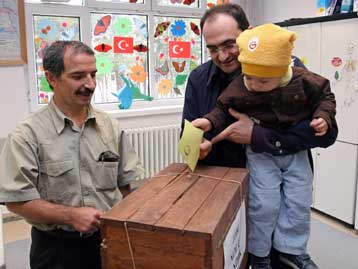 «Ναι» λέει η πλειονότητα των Τούρκων στην εκλογή προέδρου από το λαό