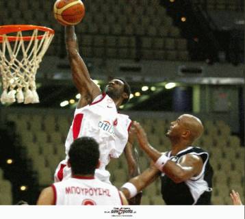 Κρύο ΣΕΦ, «ζεστός» Μπουρούσης και ο Ολυμπιακός 76-66 τον ΠΑΟΚ