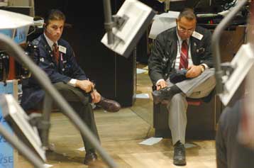 Ανοδικές τάσεις στη Γουόλ Στριτ, πτώση στα ευρωπαϊκά χρηματιστήρια τη Δευτέρα