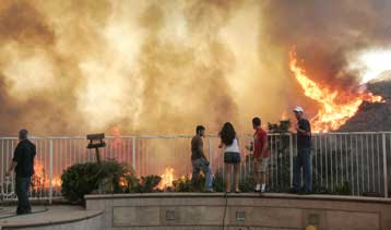 Τεράστιες καταστροφές από τις ανεξέλεγκτες πυρκαγιές στη νότια Καλιφόρνια