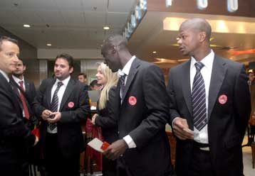 Χωρίς δηλώσεις πέταξε για Μαδρίτη ο Ολυμπιακός