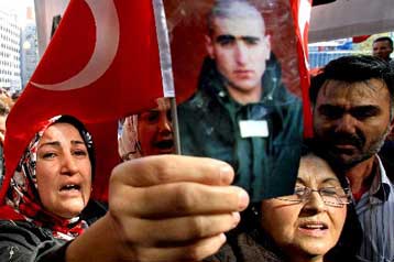 Ανάμεσα σε πιέσεις για εισβολή και αυτοσυγκράτηση κάνει «ισορροπία» ο Ερντογάν