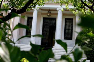 Αποσύρεται η διάταξη για τη μονιμοποίηση των εργαζομένων στο Μαξίμου