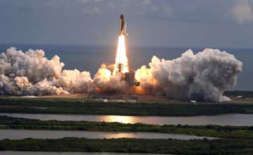 Εκτοξεύτηκε το διαστημικό λεωφορείο Discovery