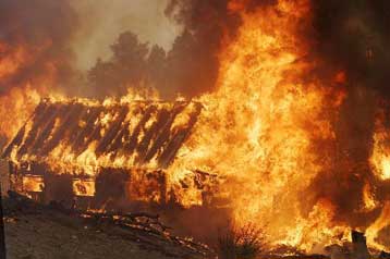 Πέντε νεκροί και δεκάδες τραυματίες στη μάχη με τις φλόγες στη νότια Καλιφόρνια