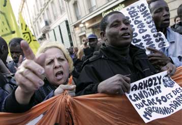 Αυστηρότερους νόμους για τη μετανάστευση ενέκρινε η γαλλική Βουλή