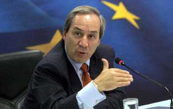 Οι υπερβάσεις δαπανών πιέζουν τον προϋπολογισμό