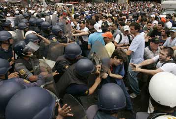 Συγκρούσεις φοιτητών με αστυνομικούς στην πρωτεύουσα της Βενεζουέλας