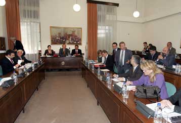 Διαξιφισμοί στη Βουλή για τους αξιολογητές της προσωπικής συνέντευξης εκτός ΑΣΕΠ